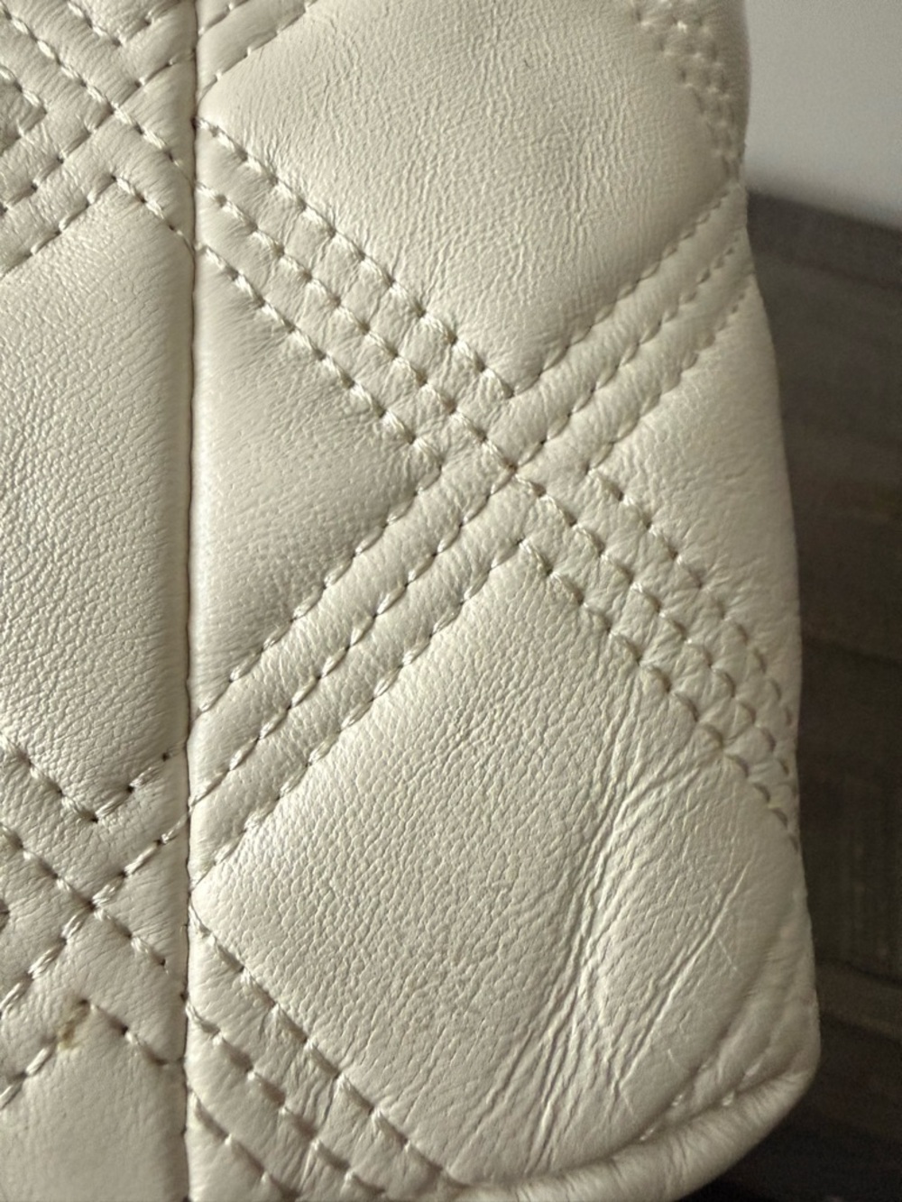 Tory Burch Quilted White Leather Shoulder Bag with Gold Chain - Picture 6 of 13